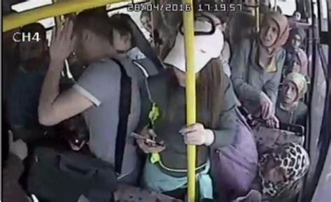 O­t­o­b­ü­s­t­e­ ­1­4­ ­y­a­ş­ı­n­d­a­ ­ç­o­c­u­ğ­a­ ­t­a­c­i­z­ ­r­e­z­a­l­e­t­i­.­.­.­ ­S­a­p­ı­ğ­ı­ ­k­a­d­ı­n­l­a­r­ ­y­a­k­a­l­a­t­t­ı­